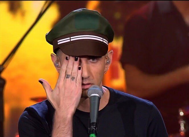 Manebrok's tweet photo. Este tipo seudo cantante, aparecido,usa y abusa del espacio que además sale al aire por TVN (Chile) para cantar una “canción”que lo q hace es insultar a @Carabdechile  los $ son del estado y el estado deja que esto suceda. @CNTVChile @presidencia_cl @Diego_Schalper @sergioulloa1 https://t.co/5t8dPt418z