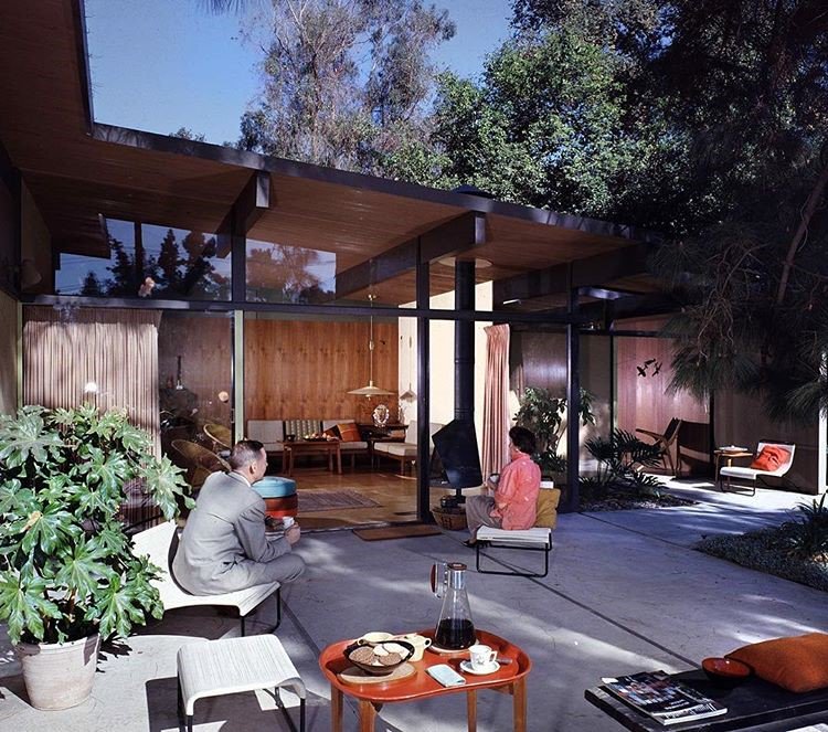 retromodradio1's tweet photo. Patio time at the Leeds House located in Pasadena California and designed by architect Joseph Johnson in 1958. Photo: Julius Shulman
.
.
.
.
.
Via @dc_hillier #mcmdaily #josephjohnson #leedshouse #usa🇺🇸 #midcenturymodern #mcm #midmod https://t.co/GZ3YfhoarW