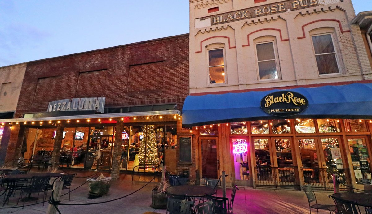 HendoLife's tweet image. Decisions, Decisions. #BlackRose or #Mezzaluna

#HendersonvilleNC #HendoLife #mainstreet