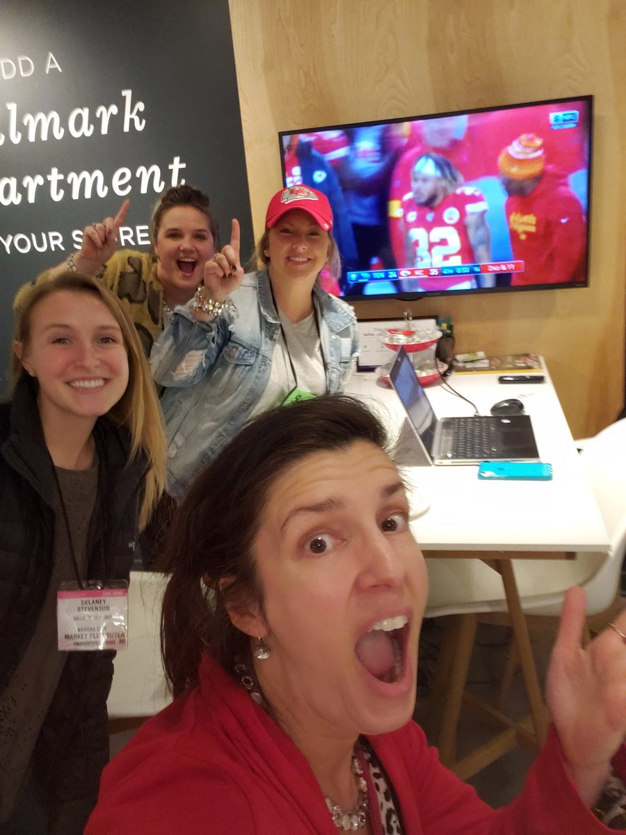 CarrieTergin's tweet photo. CAN U HEAR US CHEERING FROM ATLANTA!!??!!!! CHIEEEEEEEFS!!!! โค๐๐๐ @Hallmark @CarriesHallmark @Chiefs #GOCHIEFS #SelfiewiththeMayor #HallmarkMayor https://t.co/KcGeg3nC3w