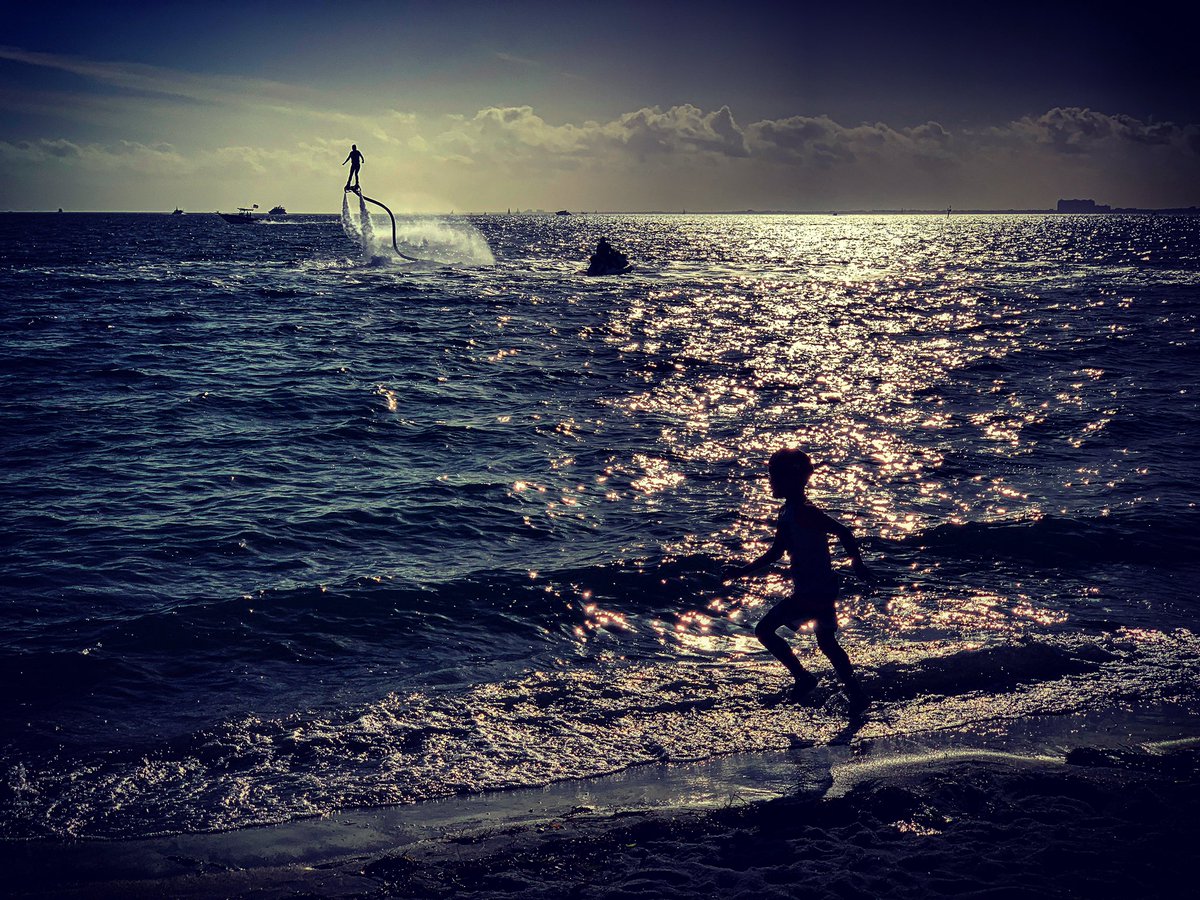 evamarieu's tweet photo. Beach’s silhouettes in action
#WelcomeToMiami #VirginiaKeyBeach #Beach #StreetPhotography
#YourShotPhotographer #SPiCollective https://t.co/EkELfrrola