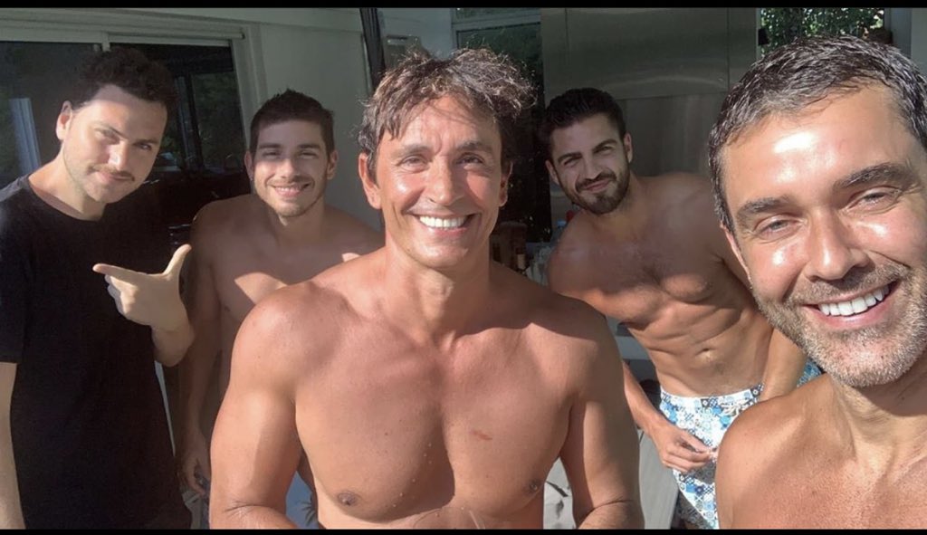 sebaestevanez's tweet photo. QUE BIEN LA PASAMOS!!!! ☀️☀️☀️☀️☀️@mariannmartinez @vicdalessandro #Maxi #Iair https://t.co/SksIuldfSH