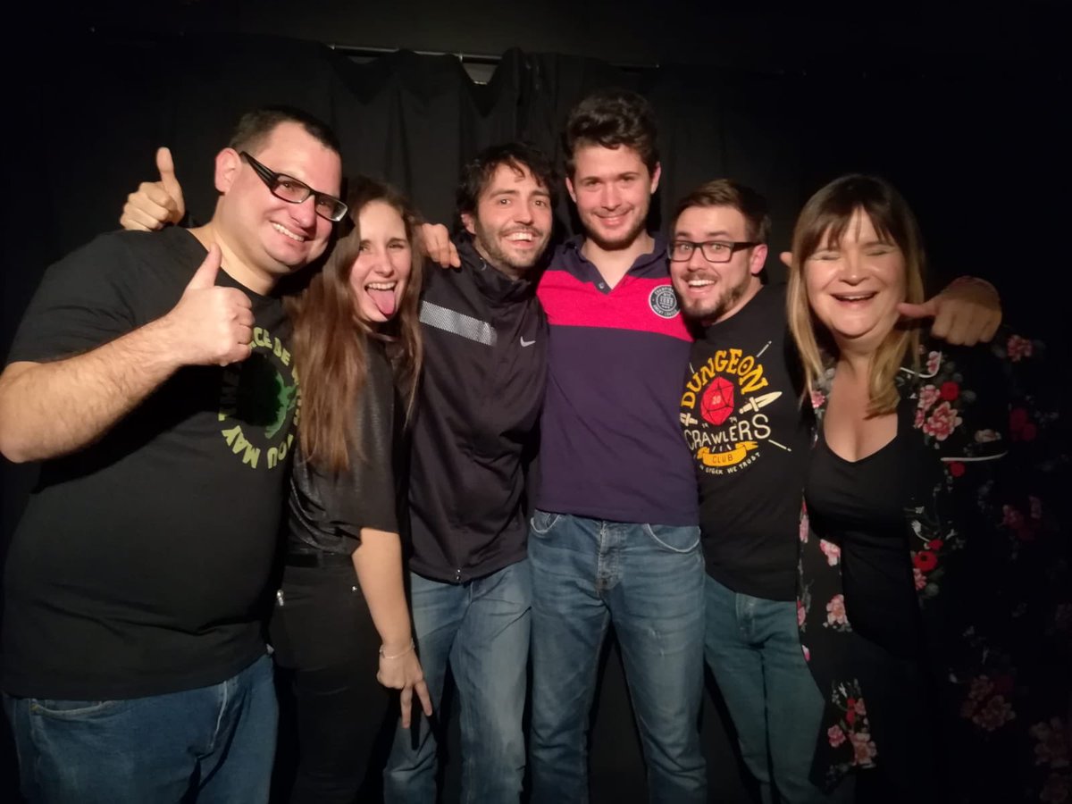 Aureli_DelPozo's tweet photo. Otra noche de monólogos para el recuerdo! Nuestro profe @ManuProscrito de maestro de ceremonias, mis compis de @PerformArt1 y un servidor dándolo todo y @davidguapo como espectador de lujo! De puta madre!!! 🥳🥳🎤🎤🎉🎉
#nochedemonologos #elmedi #barcelona #performart #comicos https://t.co/CmUOL6r2lY