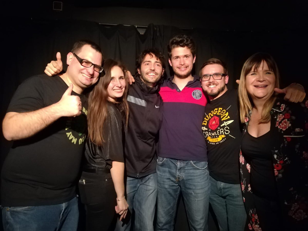 Aureli_DelPozo's tweet photo. Otra noche de monólogos para el recuerdo! Nuestro profe @ManuProscrito de maestro de ceremonias, mis compis de @PerformArt1 y un servidor dándolo todo y @davidguapo como espectador de lujo! De puta madre!!! 🥳🥳🎤🎤🎉🎉
#nochedemonologos #elmedi #barcelona #performart #comicos https://t.co/CmUOL6r2lY