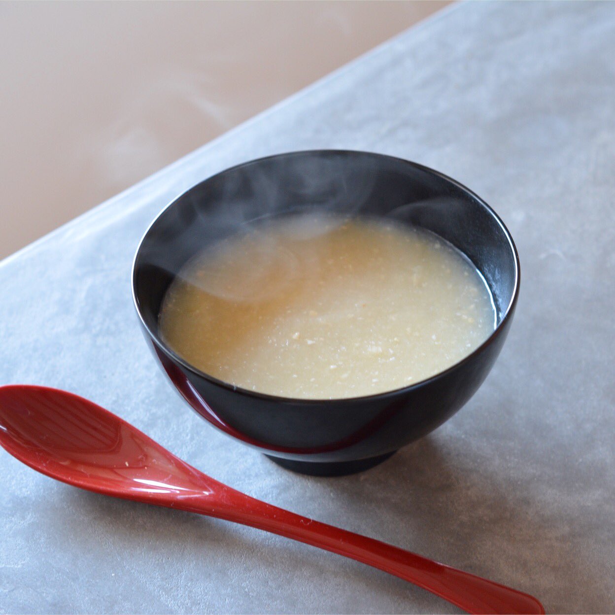 有賀 薫 じゃがいもの粕汁 酒粕を入れた味噌汁に すりおろしたじゃがいもを入れたすり 流しです だしは煮干し 味噌は普通の赤味噌に少し白味噌混ぜました やさしい味わいですが 酒粕とじゃがいものとろみで体ほかほか あたたかさが長続きします
