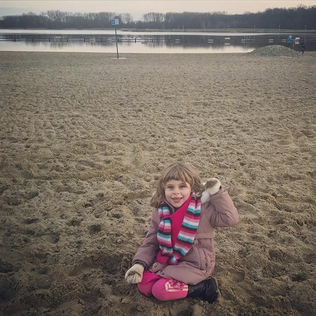 LieselotVanKeer's tweet photo. Winter... en als enigste in het zand 😀. Ik moedig dat aan 😄. https://t.co/8UWPVscrWy https://t.co/0XcJDW0HNw