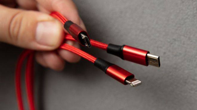 ecuavisa's tweet photo. 😱# ¿Por qué #Europa quiere forzar a #Apple a que deje de usar su #cablelightning? 😱 https://t.co/Ii4rENIX6d https://t.co/FM3xKrEl9S