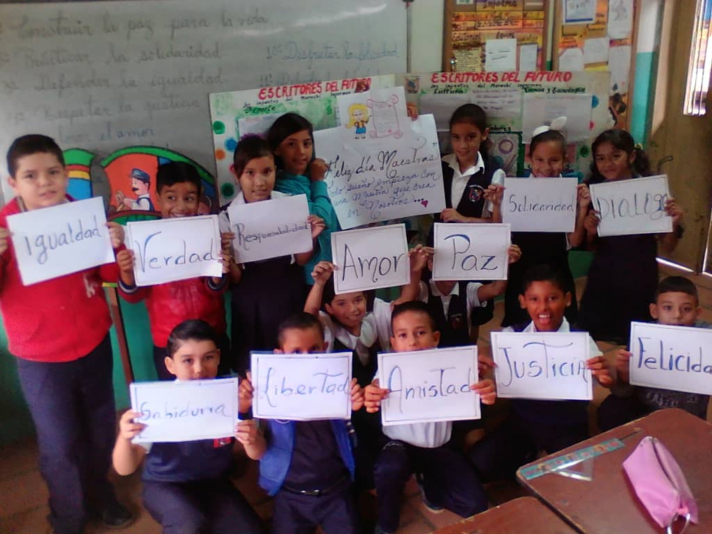 fuertemurachi's tweet photo. Actividad todo sueño comienza con una maestra que crea en nosotros amor, sabiduría...; extendido de asfalto frio en patio central; casting grupo de interés de porristas del Fuerte Murachi. @ZonaEducTachira @Crazet2011 @circuitoeduca11 @MPPEDUCACION @01Ptmstachira  @fuertemurachi. https://t.co/ug9zhxNshR