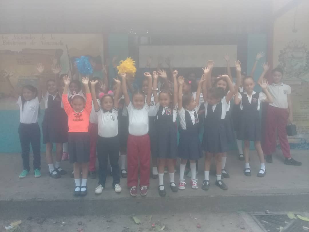 Actividad todo sueño comienza con una maestra que crea en nosotros amor, sabiduría...; extendido de asfalto frio en patio central; casting grupo de interés de porristas del Fuerte Murachi. @ZonaEducTachira <a href="/Crazet2011/">Crazet2011</a> <a href="/circuitoeduca11/">@circuitoeducativotorbes2018</a> @MPPEDUCACION <a href="/01Ptmstachira/">PTMSTACHIRA</a>  <a href="/fuertemurachi/">fuerte murachi</a>.