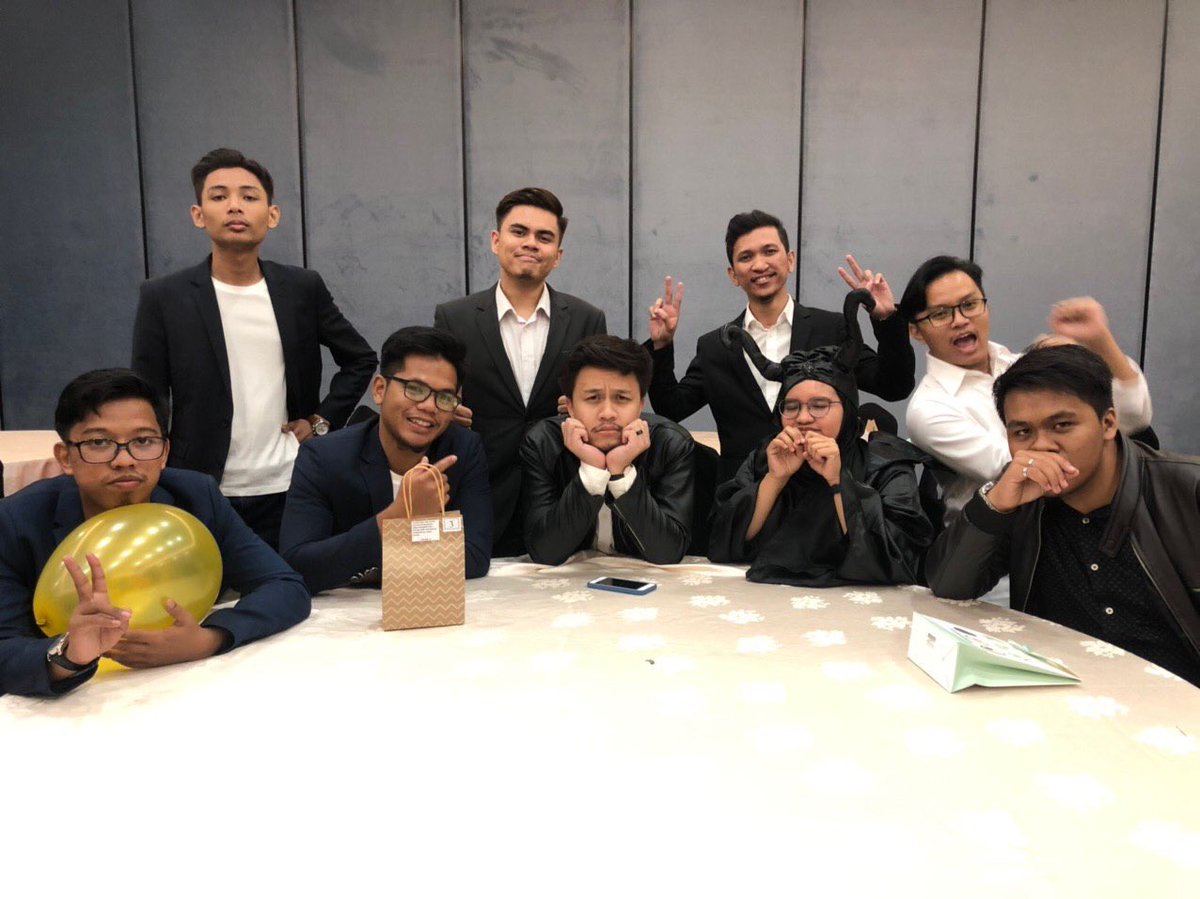 mfaizfakhruden's tweet photo. After 4 years full of laughters and tears.. Ada rezeki kita jumpa lagi semua. Goodbye 🖤🤍 https://t.co/E3VFzp5aew