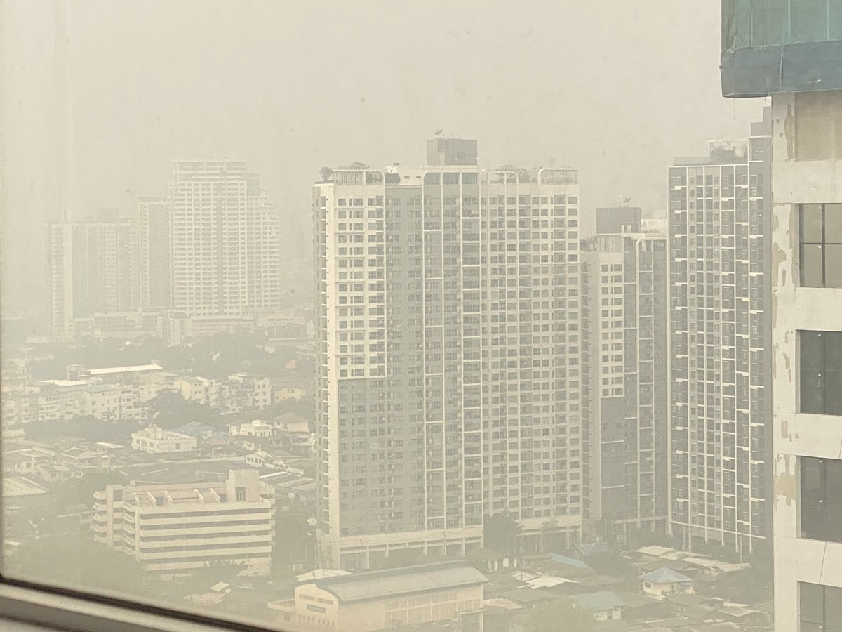 ลืมตาตื่นมาเจอฝุ่นควันละแวกคอนโดแบบนี้ ไม่อยากออกจากห้องเลย