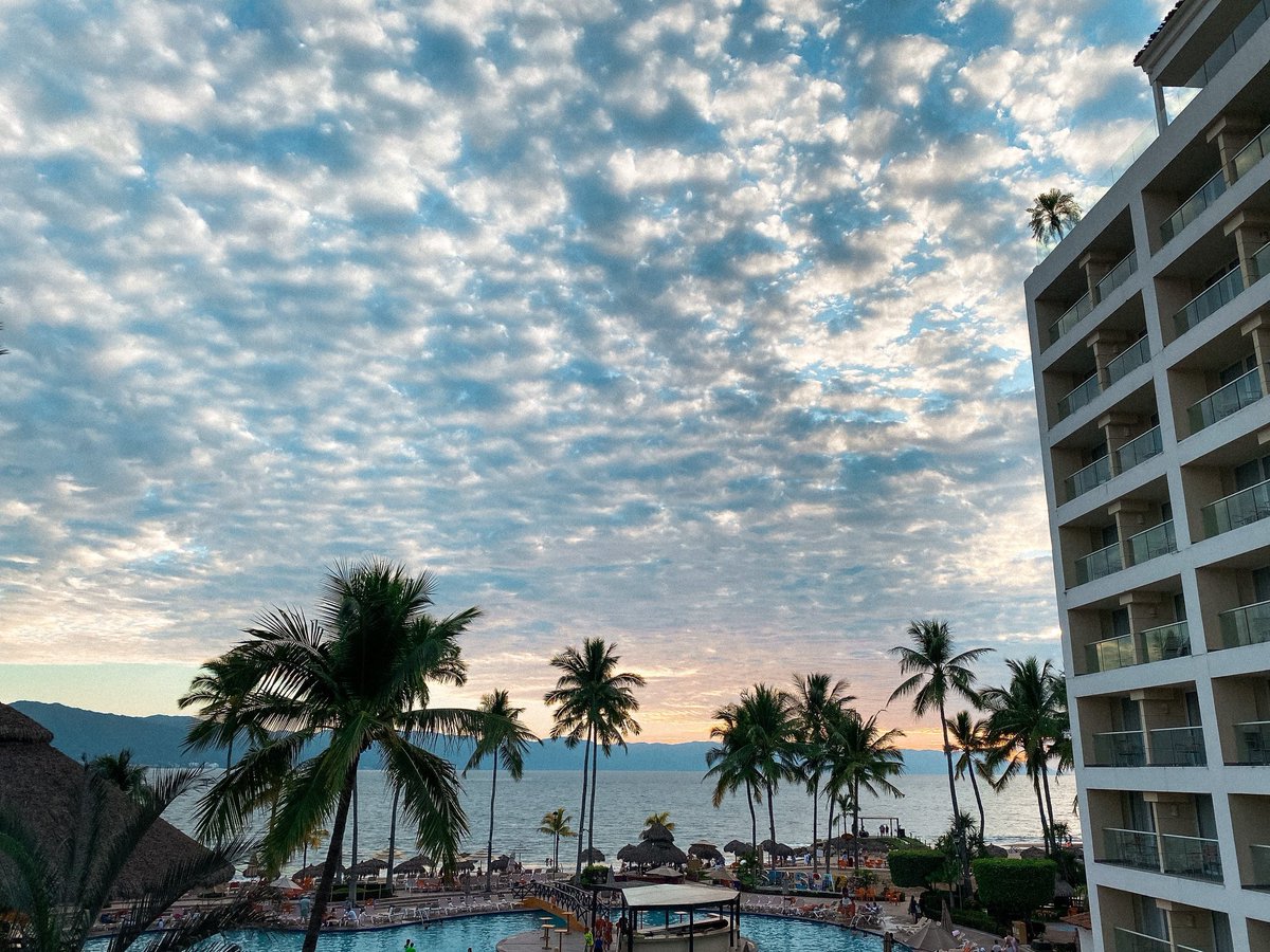 SunscapePVR's tweet image. Espectacular domingo se disfruta desde #SunscapePuertoVallarta… ¡perfecto para tus vacaciones! 🌴😎
Si aún no ha reservado, hazlo ahora haciendo clic aquí ➡️bit.ly/SunscapePuerto…