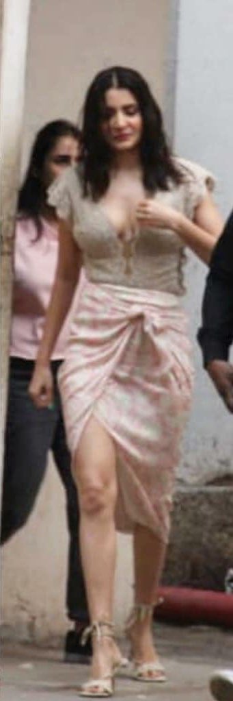 WHAT A HOTTIE. If this is for a photoshoot or for a commercial or whatever. I can’t wait to see it. Cause, Anushka Sharma looks so damn stunning here. I couldn’t take my eyes of her even if this is a low quality picture.