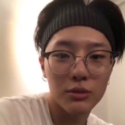seungyounloop's tweet photo. seungyoun with his favorite black headband 🖤 https://t.co/Z9fSb3qYB5