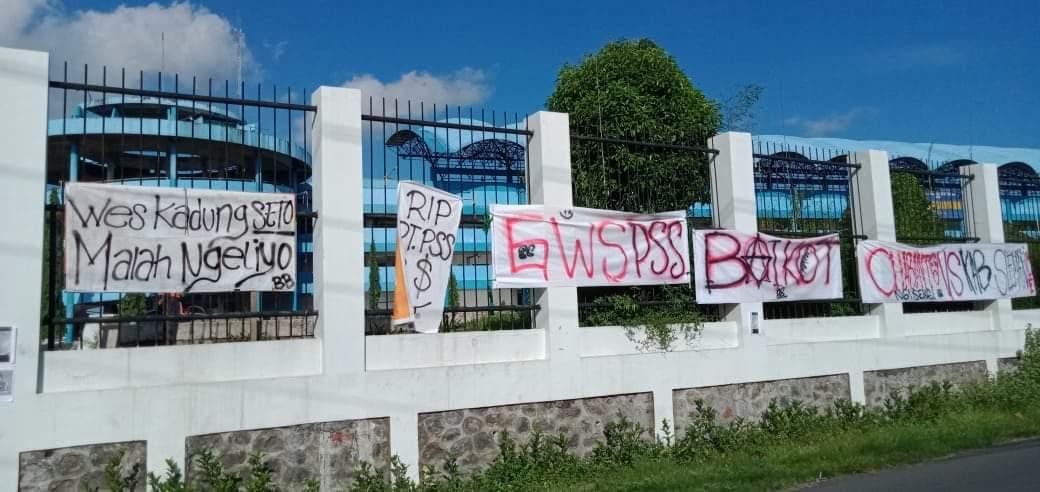 indosupporter's tweet photo. Pemandangan di Stadion Maguwoharjo Sleman.

(📸 @Ternoda_ ) https://t.co/gLWlFvTYA9