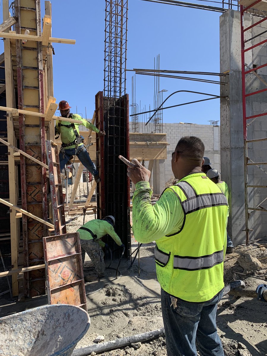 VictorSalazar_'s tweet photo. When a form begins to leak it’s a big waste of concrete and money #HHConstruction #bcn2210 #fiu #fiumossschool #construction @FIU_Mossschool https://t.co/3jRtZVJJDU