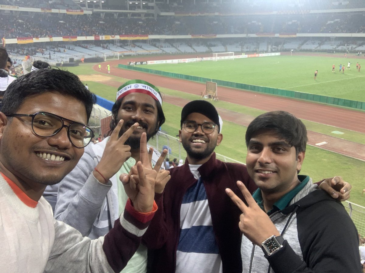 rk10roneey's tweet photo. Electrifying atmosphere at #VivekanaYubaBharatiKrirangan @Mohun_Bagan 2-1 @eastbengalfc #HeroILeague @ILeagueOfficial #MBQEB ☺️💚♥️🔥 #JoyMohunBagan https://t.co/Wa1ow3TZe9