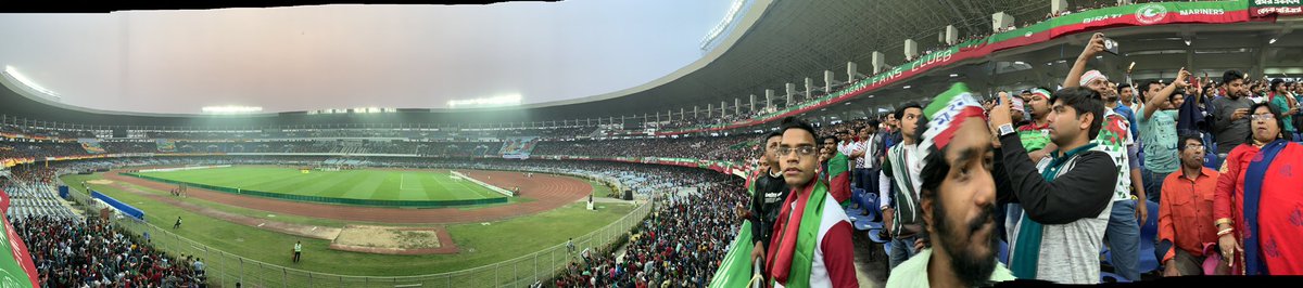 rk10roneey's tweet photo. Electrifying atmosphere at #VivekanaYubaBharatiKrirangan @Mohun_Bagan 2-1 @eastbengalfc #HeroILeague @ILeagueOfficial #MBQEB ☺️💚♥️🔥 #JoyMohunBagan https://t.co/Wa1ow3TZe9
