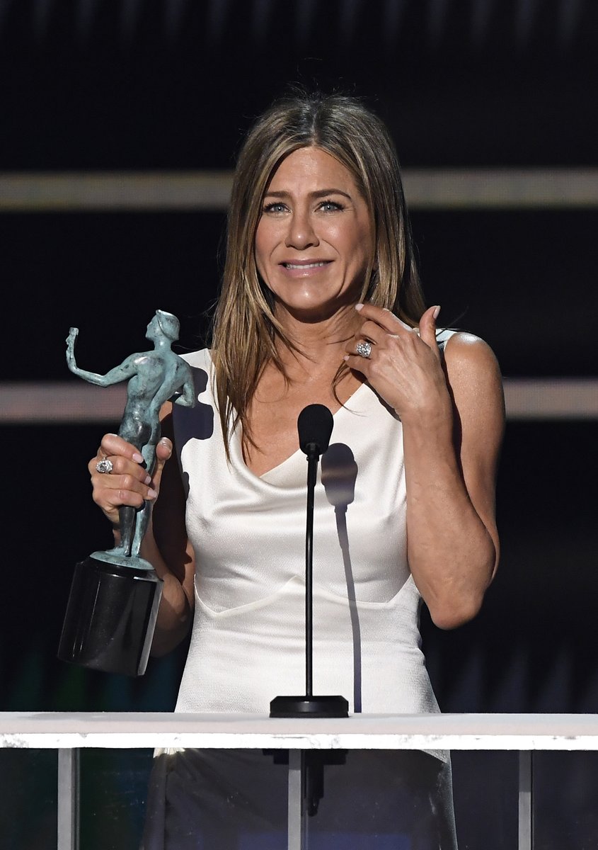 HugoGloss's tweet photo. A-CLA-MA-DA!!! Jennifer Aniston se emocionou ao receber seu merecidíssimo #SAGAwards de "Melhor Atriz em Série de Drama", por seu papel em #TheMorningShow. O que falar do nosso cristalzinho, né?!  No discurso, a estrela ainda mandou um rec.. https://t.co/fdXg3lr8NU (Fotos: Getty) https://t.co/5X4WcNdM3Z