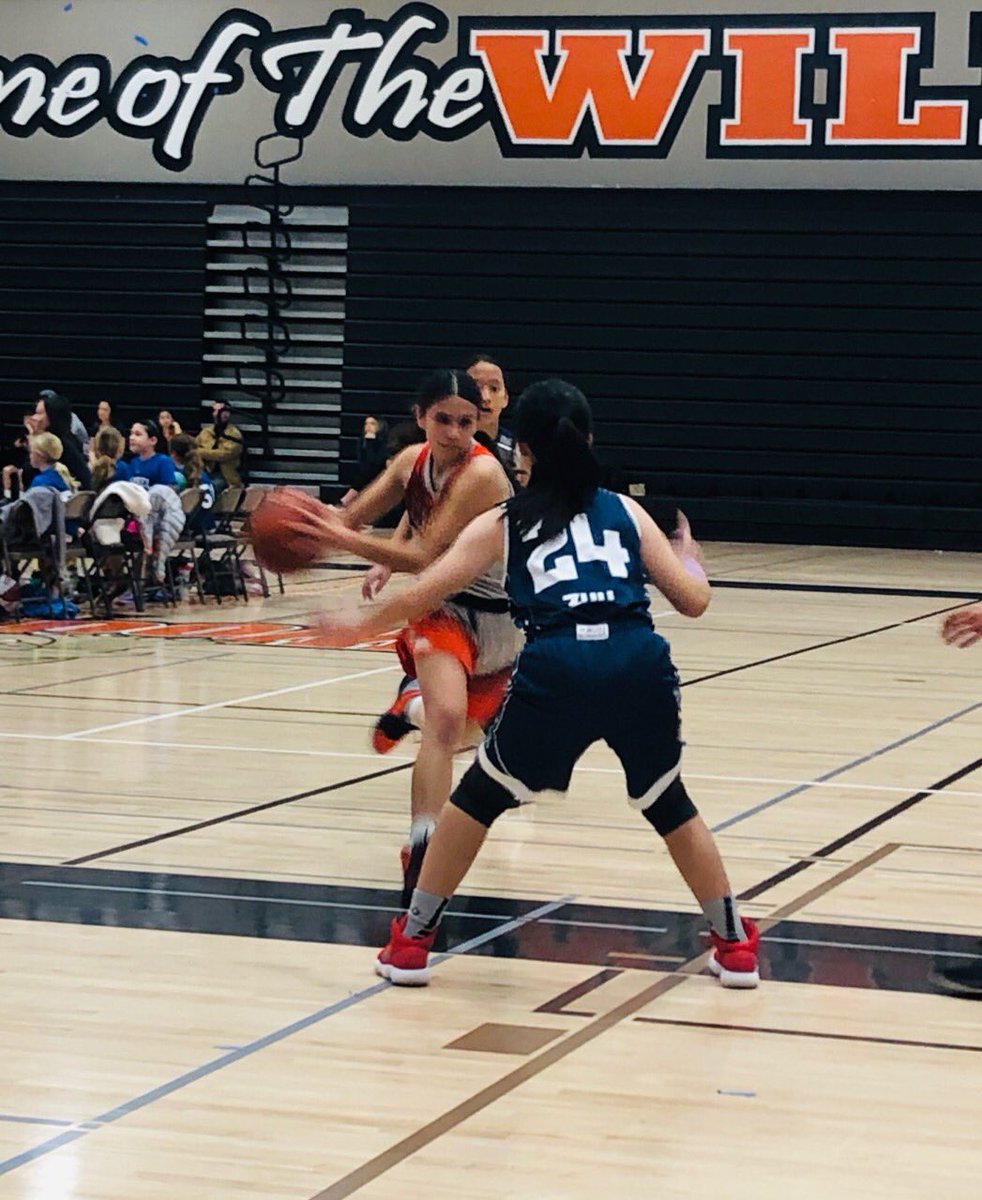 Raptors player Ari euro-steps opponent