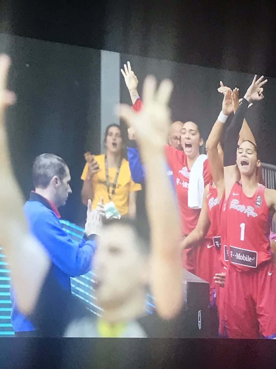 francesquinone6's tweet photo. A ver quien reconoce la de la camisa Amarilla. #Americup2017 https://t.co/gG1QzbozYK