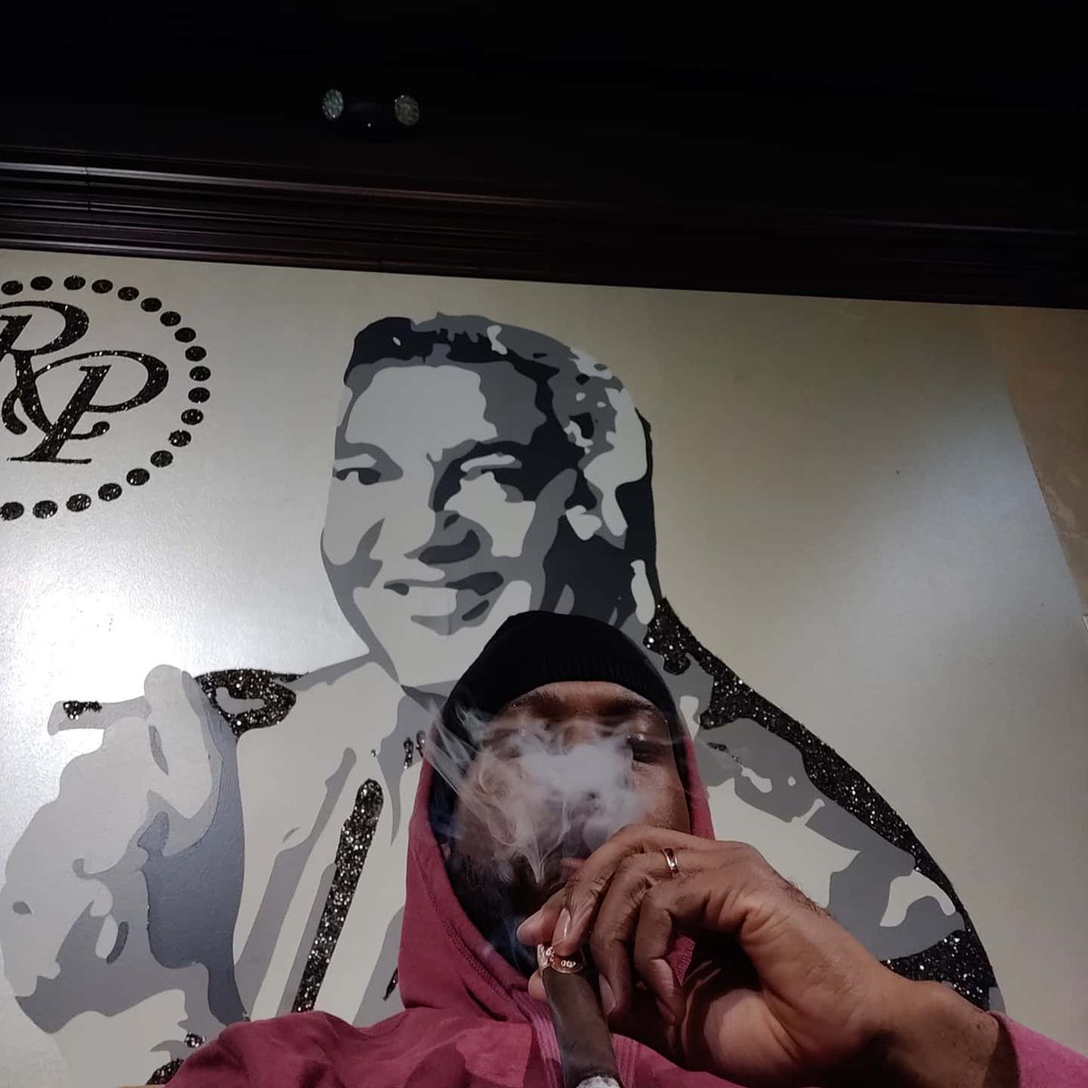 Num1981's tweet photo. It's a Rocky Patel type of night. But @RockyPatelCigar please cut back on the glue. At Rocky Patel smoking a Rocky Patel ALR 2nd Edition. #doingwhatido #excitedtolightit #botl #sotl #timeforacigar #nowsmoking #cigarenthusiast #gottaloveaboxpressed #catchmewhenthesmokeclears https://t.co/gxHqumlNZ2