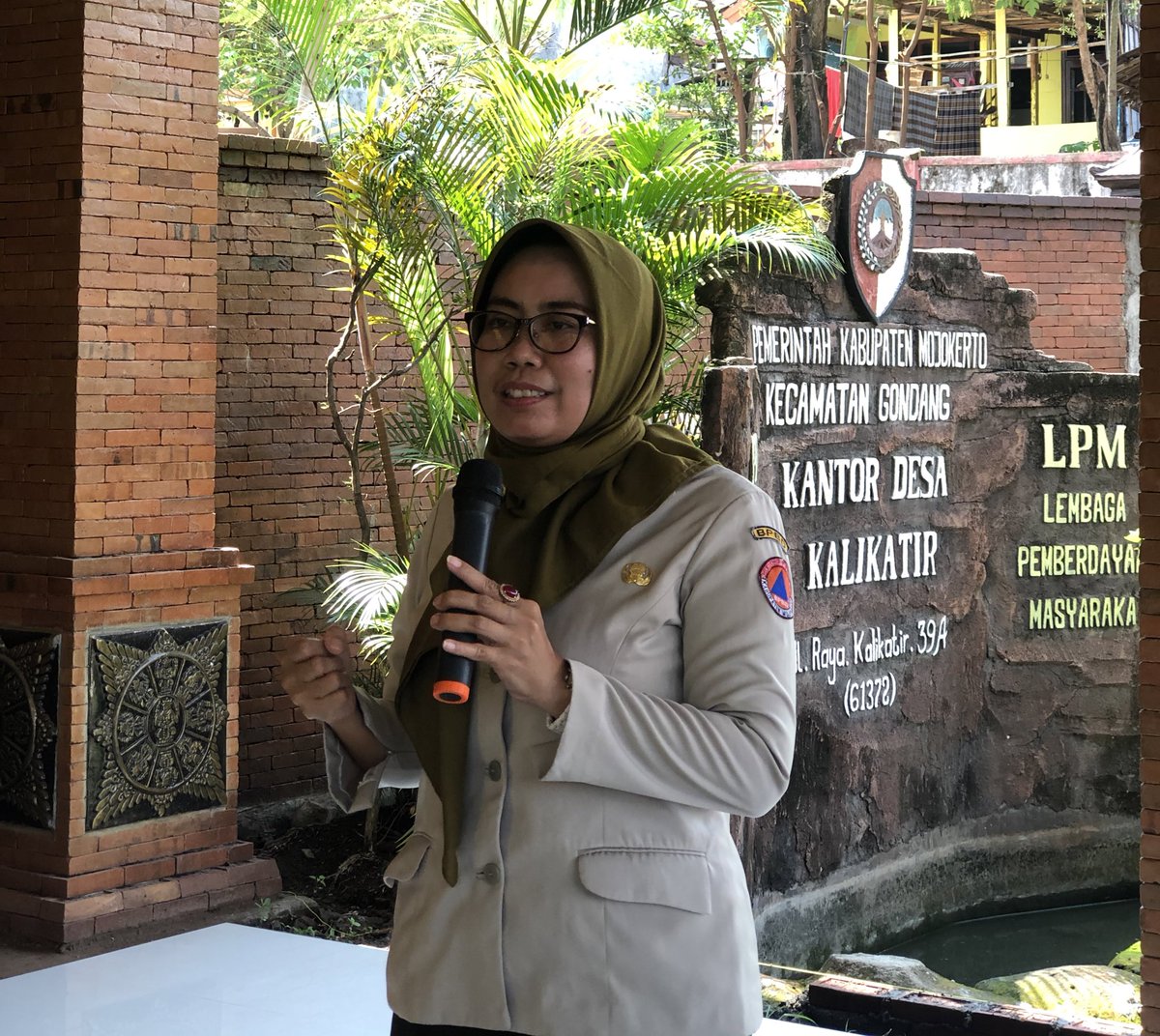 USAID_APIK's tweet photo. Ibu Puji dari BPBD Kab Mojokerto, berbagi pengalaman keterlibatannya dlm fasilitasi #USAIDAPIK dlm mendukung masyarakat beradaptasi thd perubahan iklim. Kini Desa Kalikatir, sudah memiliki rencana kontinjensi utk lebih siap siaga menghadapi bencana banjir. https://t.co/fmaCbBnyN2