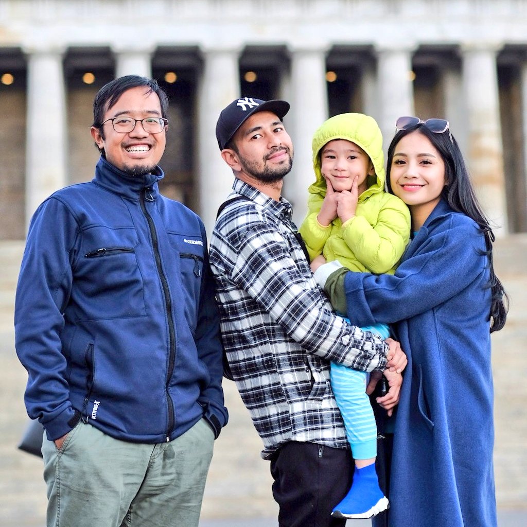 di Melbourne kerja utama saya itu driver + tour guide. koran dan cleaning itu casual saja. 

ini tamu saya tahun lalu.

jadi kalau ada yang butuh servis transport di Melbourne apapun bentuknya bisa kontak saya. harga bersahabat lho.

A-THREAD. 👌