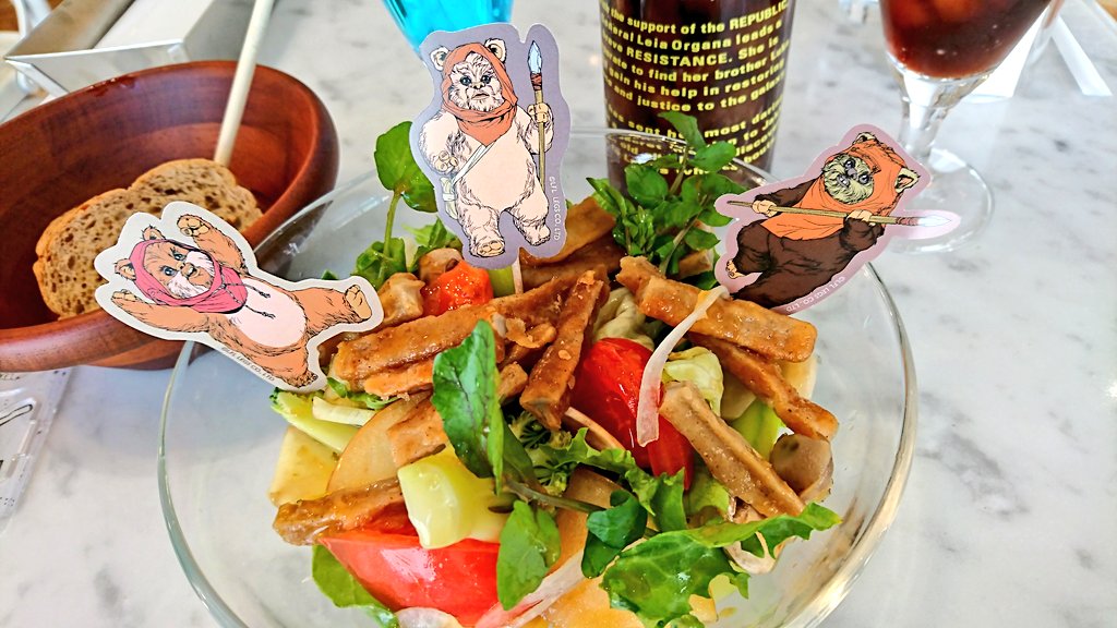 イーウォーク可愛い～?
コーヒーについてくるランダムのボトルはep3でした
店内で出されるものではなく、新しい空のボトルが渡されるシステム
ライトセイバーチャレンジは失敗 