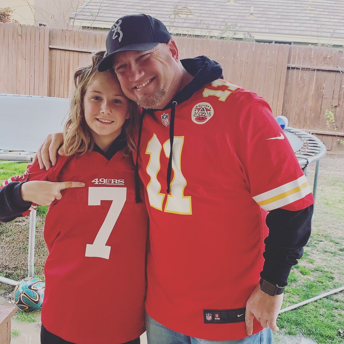 MelindaLPalmer's tweet photo. This is what Super Bowl LIV looks like folks #SuperBowl2020 #Chiefs #Niners #dadvsdaughter #family https://t.co/jdng4JmWvY