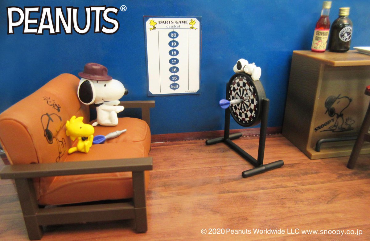 株式会社リーメント公式 本日発売 Snoopy S Little Jazz Cafe 小さなジャズカフェへようこそ 演奏の羽休めにスヌーピーもソファでくつろぎ中 ダーツの腕前もなかなかだね T Co Nhinwek6jc Snoopy Peanuts スヌーピー ジャズ T