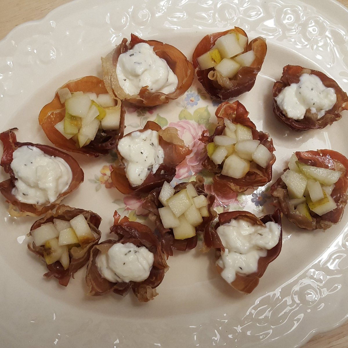 AmandaDeverich's tweet image. Prosciutto baskets with whipped goat cheese and diced pairs- my appetizer offering to the hosts. #Cook90.