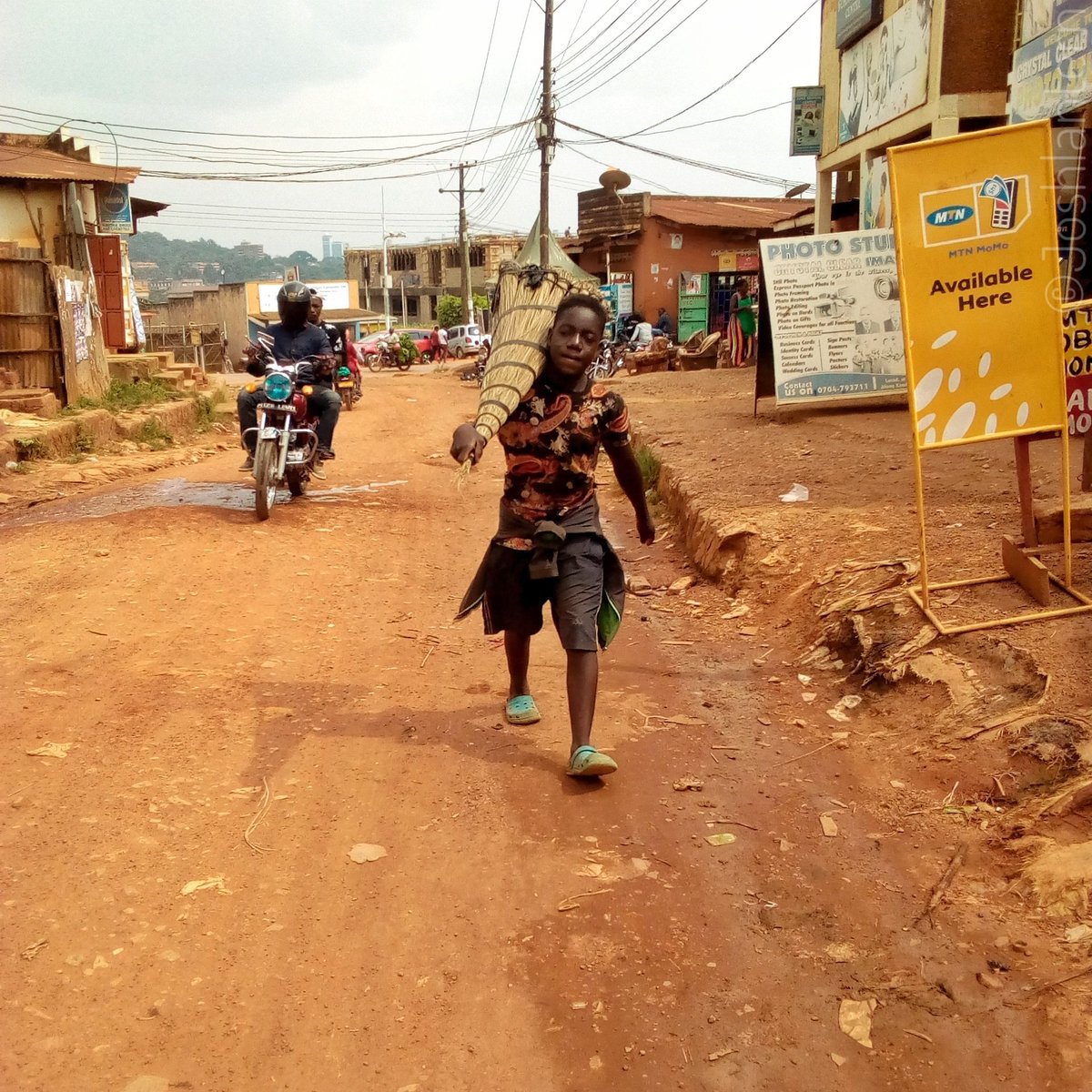 Semagandajoshua's tweet photo. "Eliminate the dust to make a difference". A young boy moving along the road while carrying a bundle of locally made brooms. Kawaala, Kampala - Uganda Happy new week
.
.
.
.
.
.
Documentary 📸
#Storyteller
#PhotoOftheDay
#MondayMotivation
#keepbeingauthentic https://t.co/IC78NA3j9F