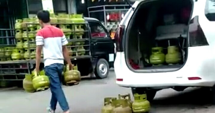 hideandshake's tweet photo. Pak Ahok, mungkin yg menjerit gas naik mereka, terus ngomporin orang"
-orang kecil untuk menjerit juga.

karena mereka ga bisa lagi berpura-pura miskin😂 https://t.co/SbH3f7R5L9