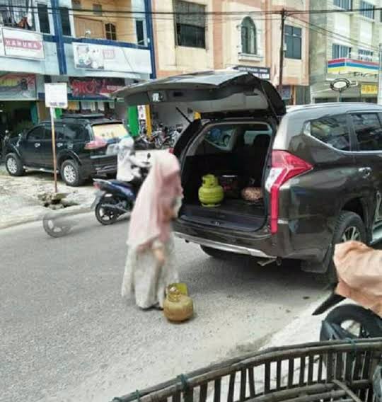 hideandshake's tweet photo. Pak Ahok, mungkin yg menjerit gas naik mereka, terus ngomporin orang"
-orang kecil untuk menjerit juga.

karena mereka ga bisa lagi berpura-pura miskin😂 https://t.co/SbH3f7R5L9