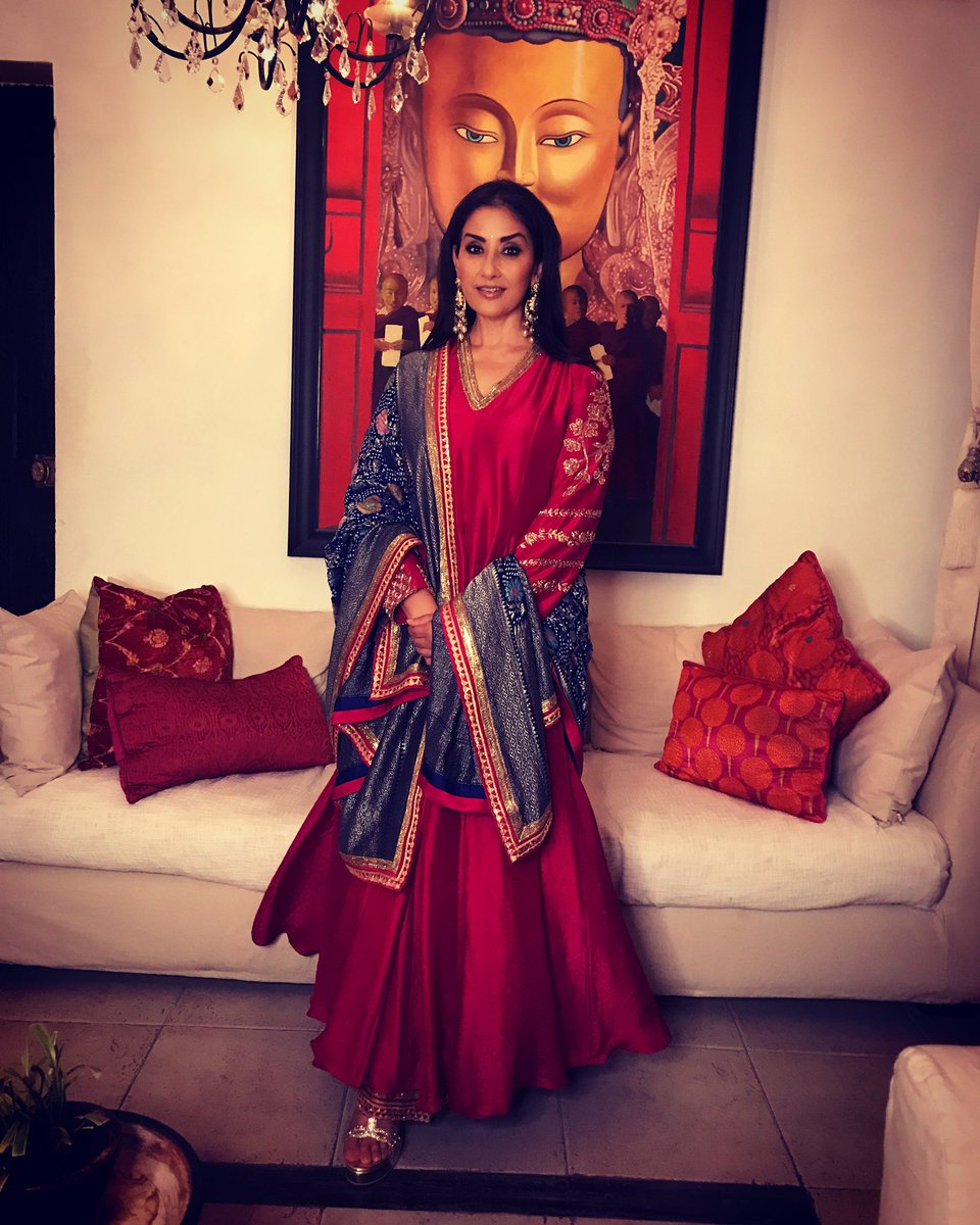 mkoirala's tweet photo. Last night celebrating the great contributions that @MumbaiPolice dose to keep us safe.. we mumbaikar salute you!! 🙏🏻 #umung2020 
Outfit by my absolutely adorable n talented - @manishmalhotra 
Makeup- Atul Kadam https://t.co/aSSC9nkPKm