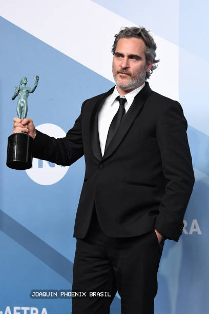 jphoenixbrasil's tweet photo. #SAGAwards #joaquinphoenix https://t.co/zsEYlt5GTu