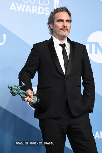 jphoenixbrasil's tweet photo. #SAGAwards #joaquinphoenix https://t.co/zsEYlt5GTu