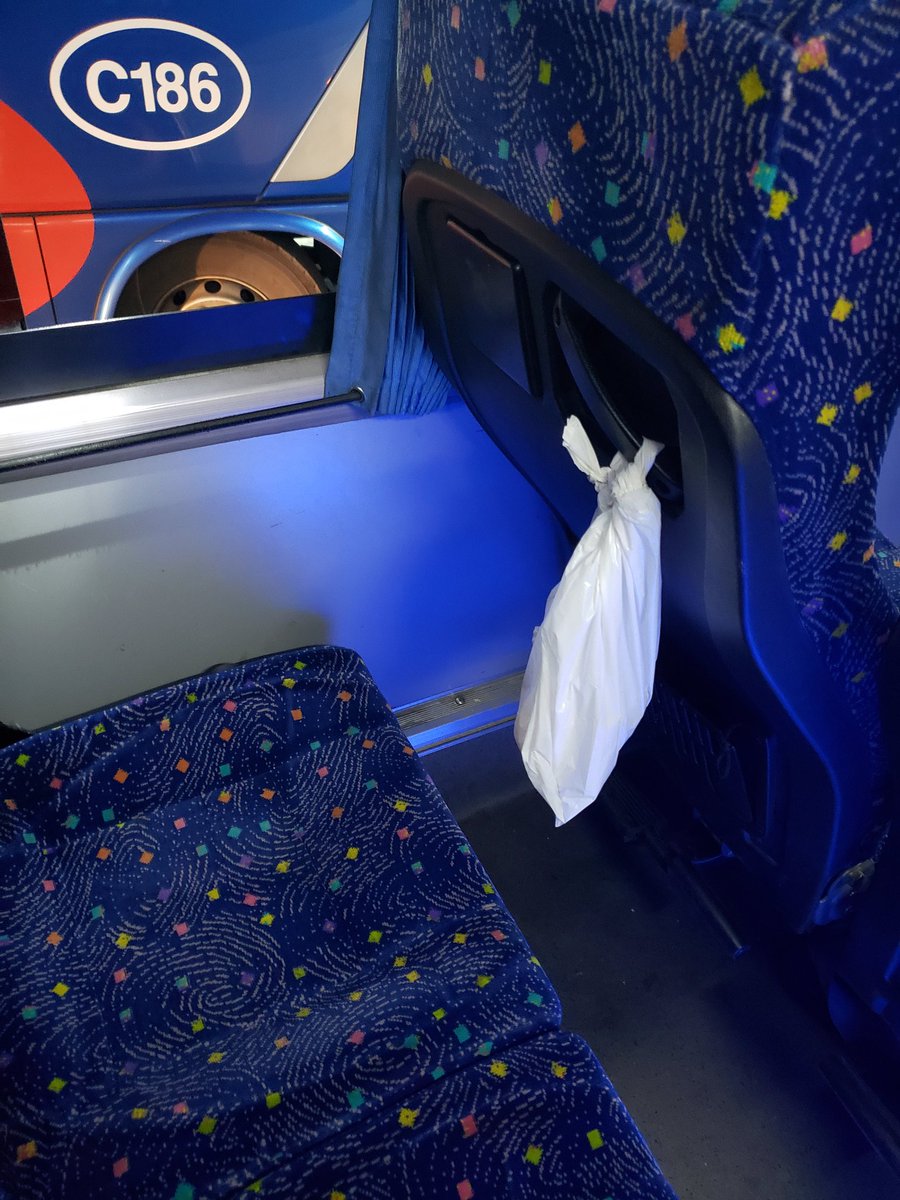 Bharth's tweet photo. Por qué somos tan cochinos? Recoja su basura y se la lleva a su casa y ojalá la recicle también, puta no es física cuántica. #respetoalprojimo https://t.co/xA3dSeI2w1