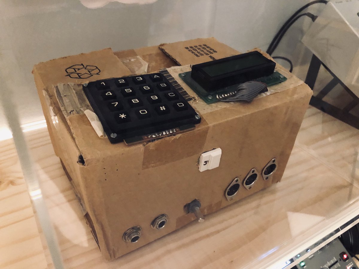 ICON_jp's tweet photo. 超居心地が良く、ムダに長居してしまったElektronブース。並べられた歴代製品の中には、創業者のダニエル・ハンソン（2007年、不慮の交通事故で逝去）が製作したダンボール製のSID Stationのプロト・タイプも。 https://t.co/LsQ0ZxWiku