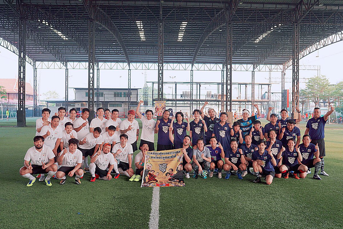 fromthtoaus's tweet photo. ผชจะบริจาคเงิน ต้องเตะบอลถึงจะได้มา ทำทุกอย่างจริงๆค่าาา 😂 #ท่าเตะลีซอยังต้องแพ้ลุลาขาเป๋

ขอบคุณ @oatpramote และ @pongkool หัวหน้า 2 ทีมบอลที่ทำโครงการ 'รวมมิตรฟุตบอลการกุศล คนโตรคูลมาทำดี' รวมถึงเพื่อนในทีมทั้ง 2 สองฝั่ง เตะฟุตบอลกันอย่างสนุกสนาน ลุ้นและหัวเราะตลอดแมช https://t.co/ZY5be6zmWh