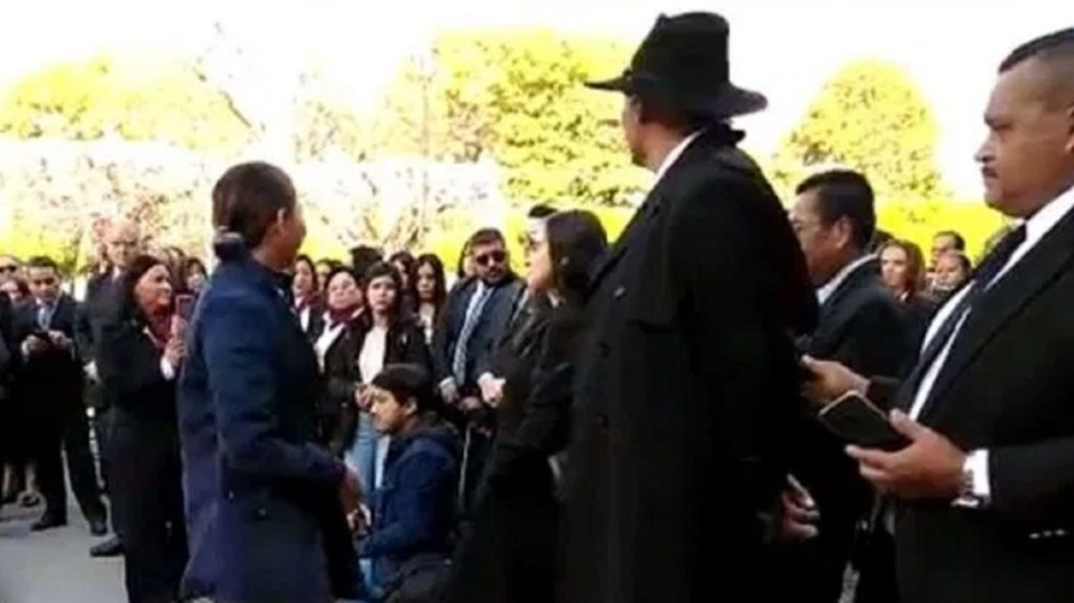 lopezdoriga's tweet photo. Así las agresiones. Uno de los acompañantes del subdelegado del ISSSTE, el Dr. José Manuel Mireles, abofeteó a joven que se manifestaba en una plaza pública de Morelia  

(VIDEO)  https://t.co/sWXaiW9CAY https://t.co/BVFdVlxSmg