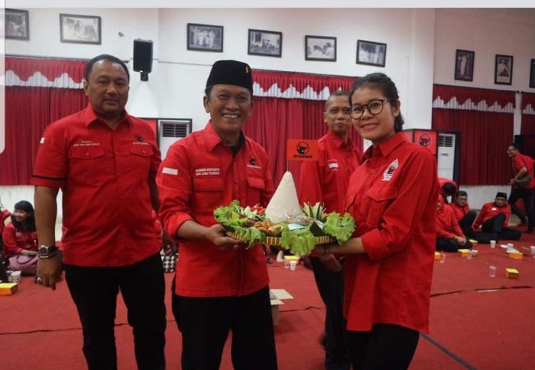 Tasyakuran HUT PDI Perjuangan yg ke 47 th dikantor DPD Jateng

@DPD_PDIP_JATENG 
<a href="/PDI_Perjuangan/">PDI Perjuangan</a>