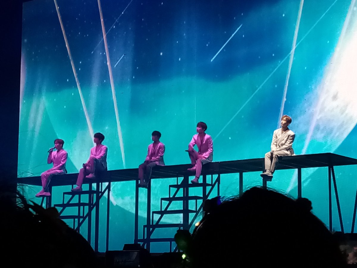 Jakym_'s tweet photo. "Porque estamos juntos soy capaz de sonreír y por ti soy capaz de llorar aún así no hay nada que no pueda hacer, siempre y donde quiera que estés incluso si no podemos estar juntos tengamos una risa alegre"
Seventeen world tour Ode to you in México city.17/01/20 #OdeToYouInMexico https://t.co/B6smW74yYS