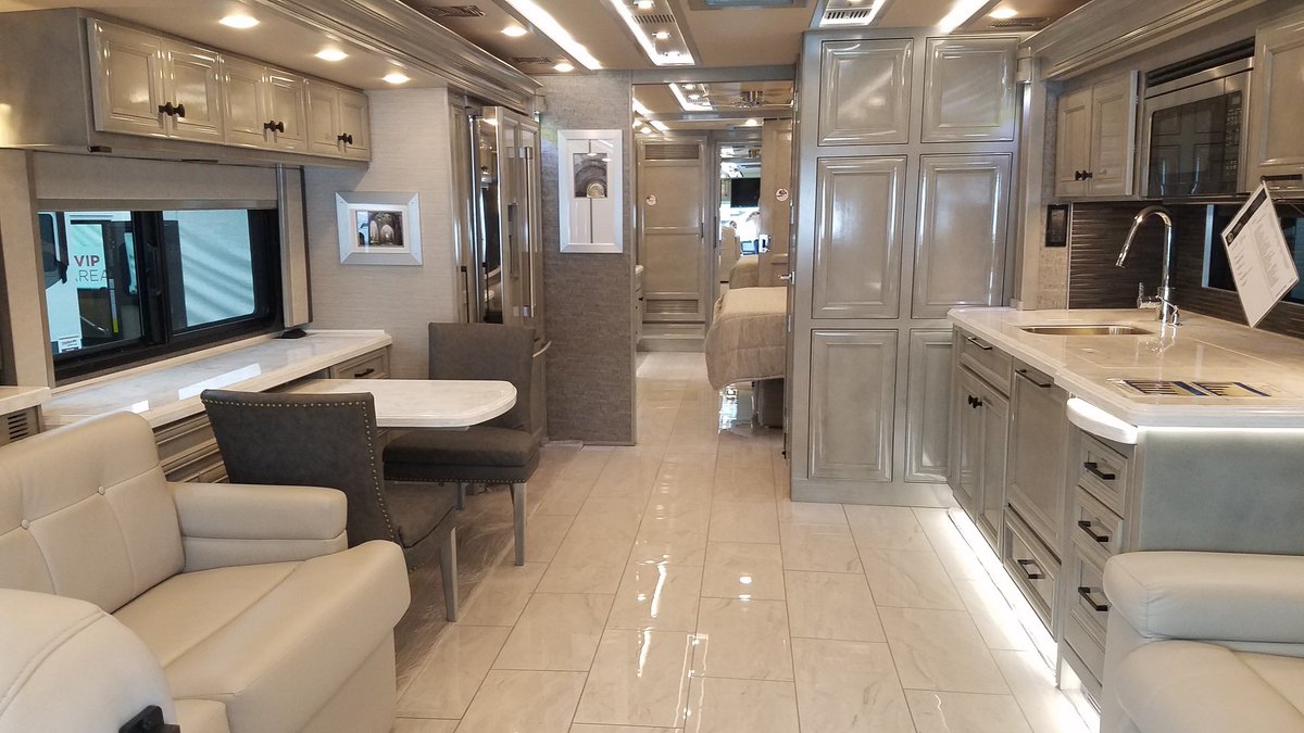 Inside a $300k @tiffinmotorhomes 

#luxury #luxurycoach #motorcoach #luxurymotorcoach #luxurymotorhome #motorhome #highend #tiffin #tiffinmotorhomes #fancy