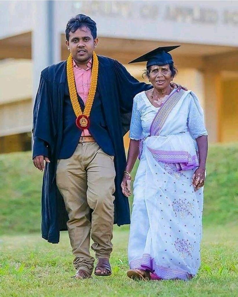 i_m_perfectsoul's tweet photo. මවක් සතුටු කල හැකි නම් සහ ඇගේ සතුටට හේතුව ඔබ විය හැකි නම්, ඔබ මුළු ලෝකයම දිනුවා හා සමානයි..
ඔබේ සතුට දැක හදවතින්ම සතුටු වන සහ ඔබේ දෑස් වල කඳුළු දැක හදවතින්ම හඬන ලොව කිසිදා වෙනස් නොවන සදතනික ආදරය යි "අම්මා "..
ඉතිං අවන්කවම ආඩම්බරයි සහෝදරයා ඔයා ගැන ඒ වගේම දීර්ගායු වේවා අම්මේ ඔයාට ! https://t.co/G2gI9z3VVf