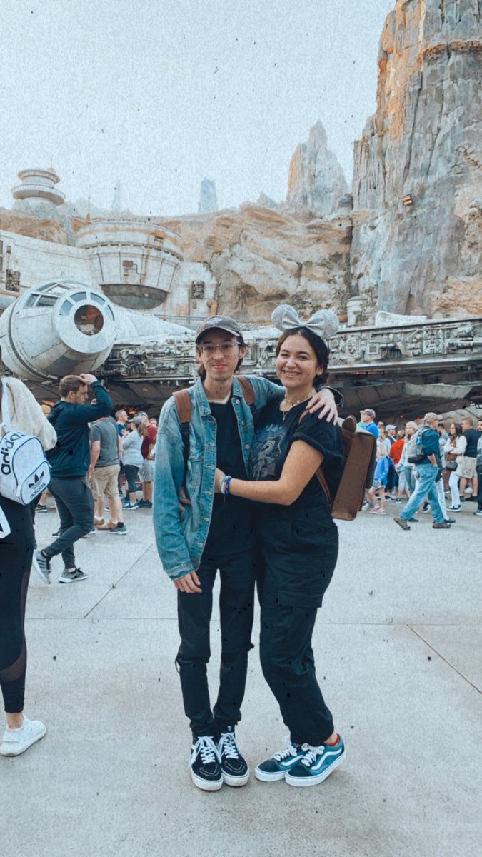 sam_p0415's tweet photo. My most favorite person in the whole galaxy. 💫 #GalaxysEdge https://t.co/1c9rgtNyBO