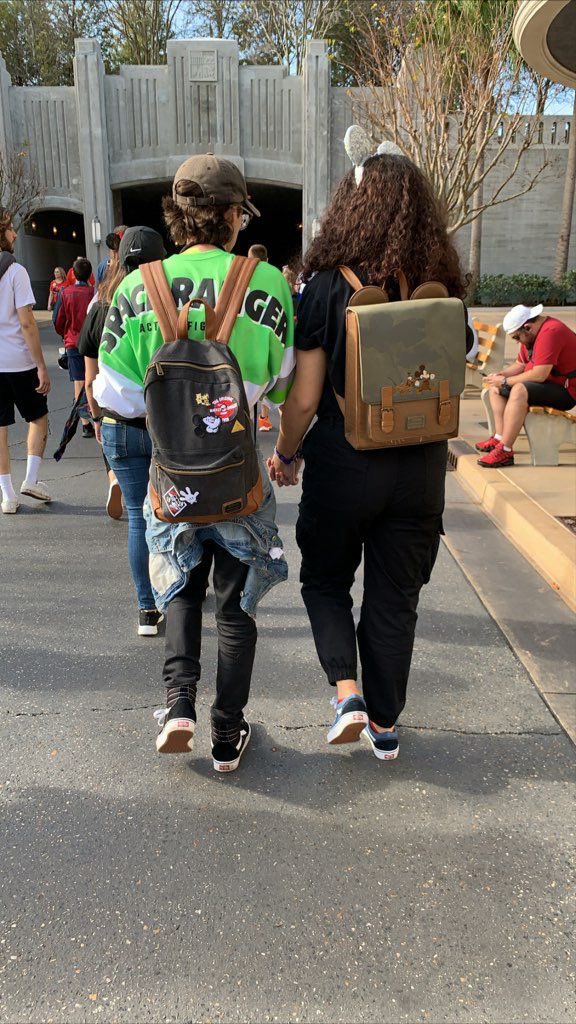 sam_p0415's tweet photo. My most favorite person in the whole galaxy. 💫 #GalaxysEdge https://t.co/1c9rgtNyBO