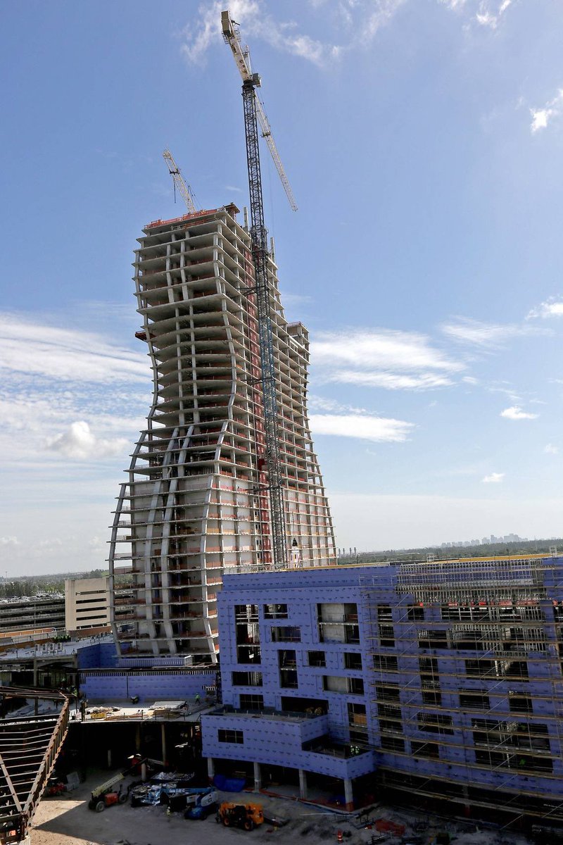 Nichola16404458's tweet photo. Isn’t Construction beautiful??😍😍 #bcn2210 #fiu #fiumossschool #construction @FIU_MossSchool https://t.co/pw29OzOOZv