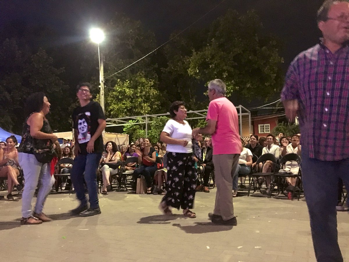 culturaindepe's tweet photo. Tremendos artistas pisaron hoy el escenario de #AlOtroLado2020 Un domingo para recordar en Plaza Fermín Vivaceta, junto al Señor de los Trompos y Los Republicanos de la Cueca. ¡Atrévete a cruzar! Todavía nos queda una semana. Descarga la programación en >> https://t.co/BxIZcxStvU https://t.co/WGQFBYjXPz